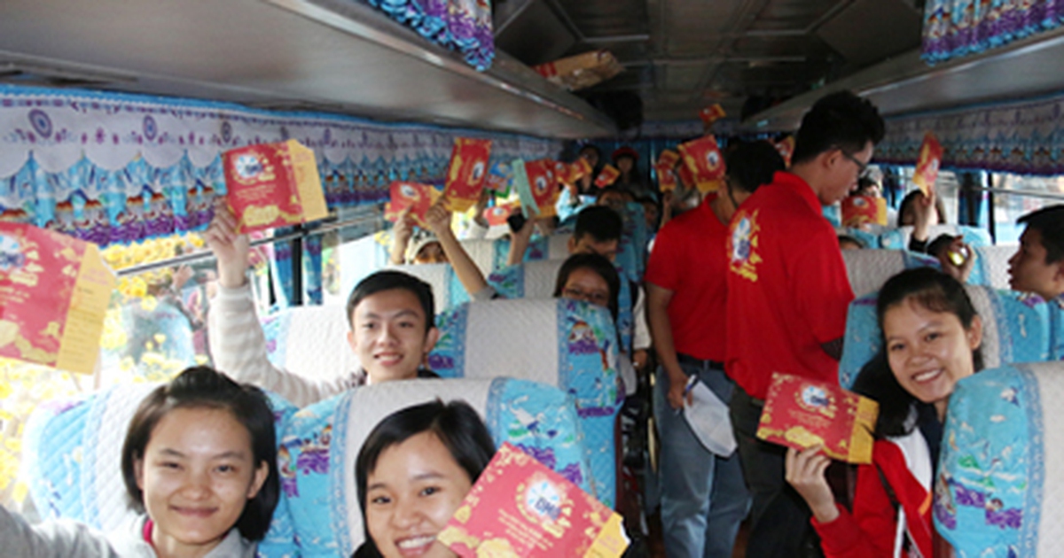Niềm vui ngày về trên những chuyến xe đoàn viên