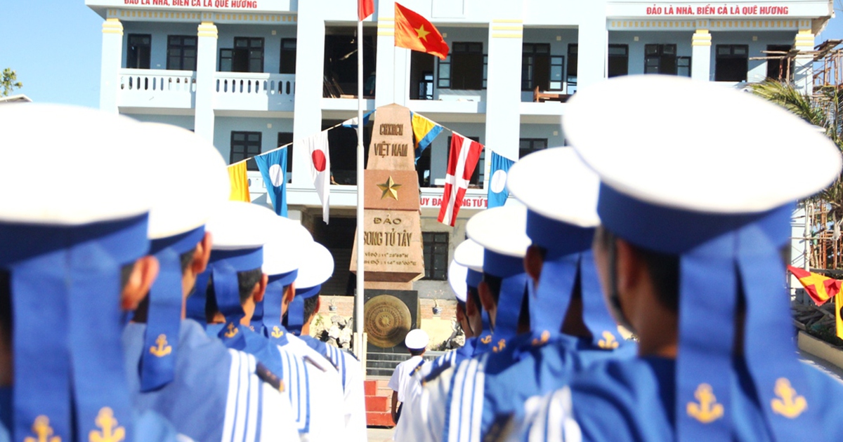 Thăm và tặng quà quân và dân đảo Song Tử Tây