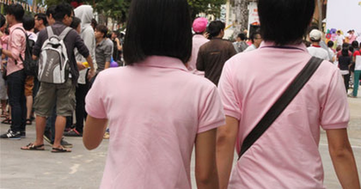 Muôn kiểu định kiến: Nhìn cách đi uốn éo là biết liền ?!