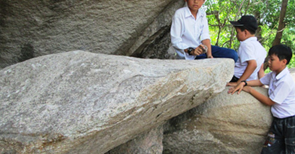 Kỳ lạ phiến đá phát ra tiếng chuông, tiếng mõ