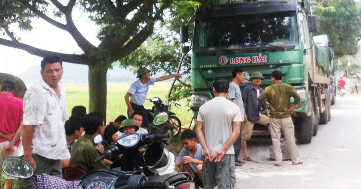 Người dân chặn đường ngăn xe quá tải