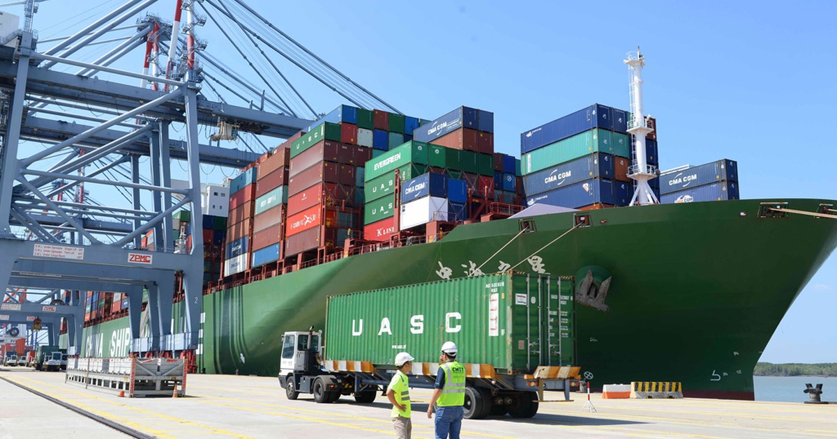 Siêu tàu container cập cảng quốc tế Cái Mép