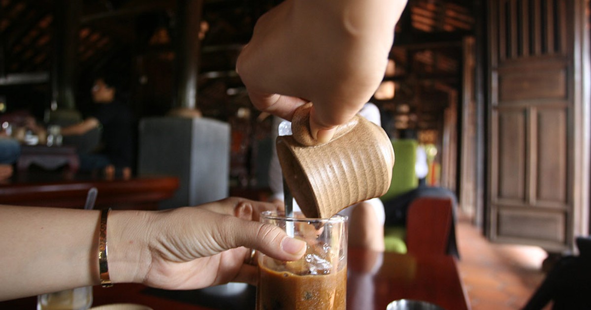 Ẩm thực Việt: 'Ông Tây gia vị' mê cà phê pha phin kiểu Việt