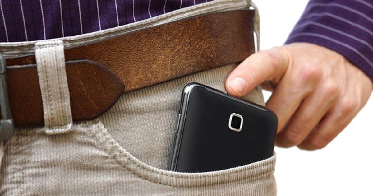 Có nên để điện thoại trong túi quần?