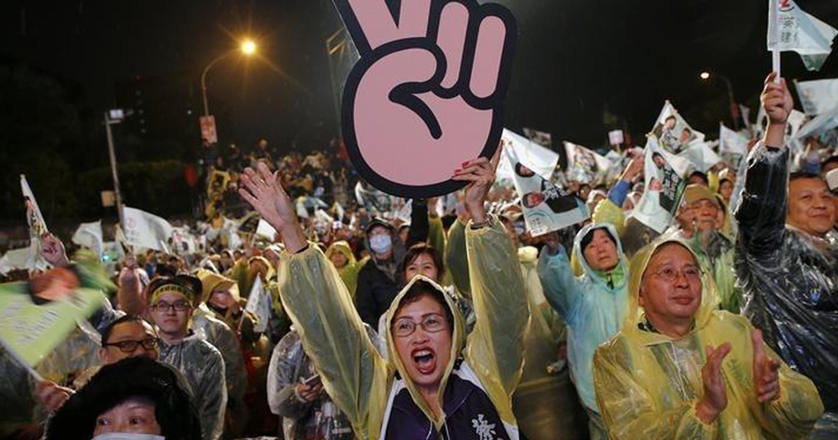 Trong giằng co, ngoài lo ngại