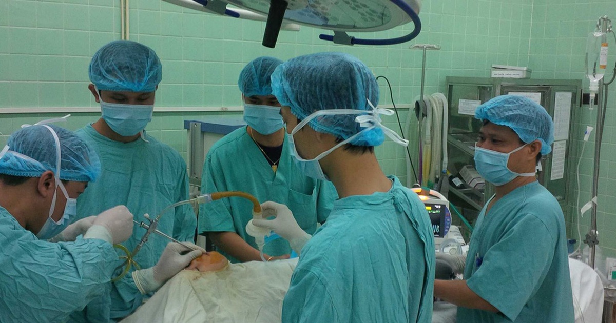 Lấy hạt dưa nằm trong phế quản bé trai hơn một tuần lễ