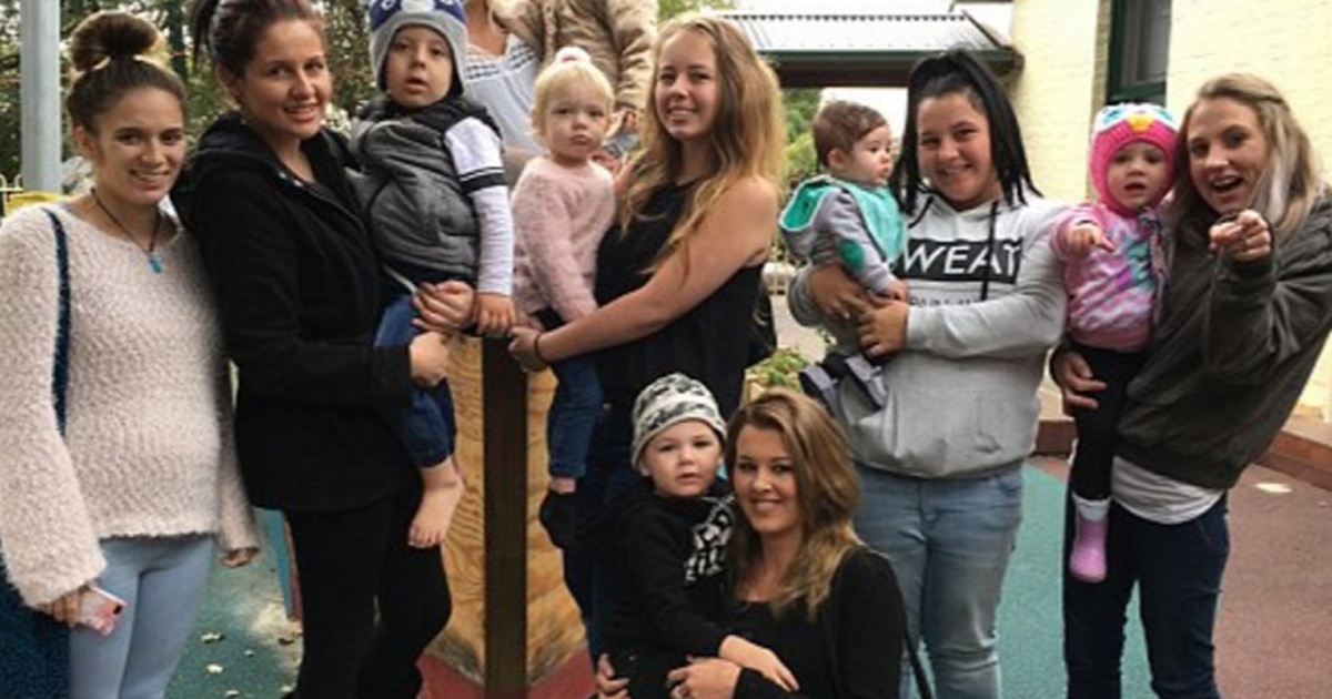 Nữ sinh mang con nhỏ đến trường cùng 'học' với mẹ