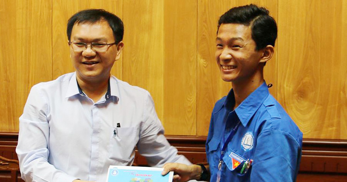 Chàng sinh viên nghèo mồ côi cha mẹ vừa học vừa nuôi em bị trầm cảm