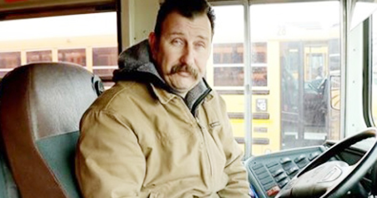 Cử chỉ đẹp của bác tài xe buýt khi đón học sinh tới trường