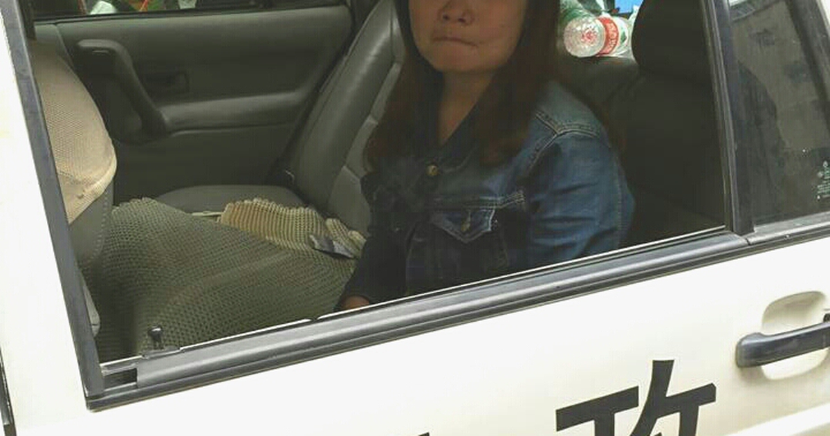 Một phụ nữ Việt ở Trung Quốc bất ngờ lao ra khỏi ô tô kêu cứu