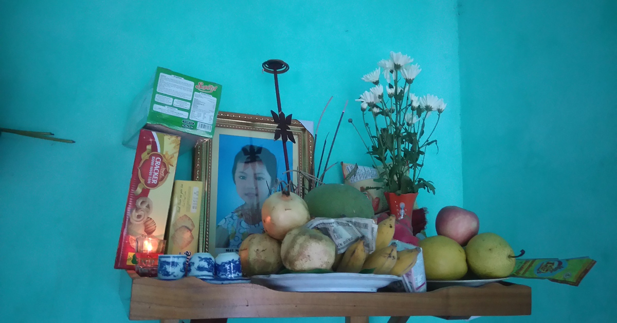 Cốc nước đường hòa thuốc diệt cỏ