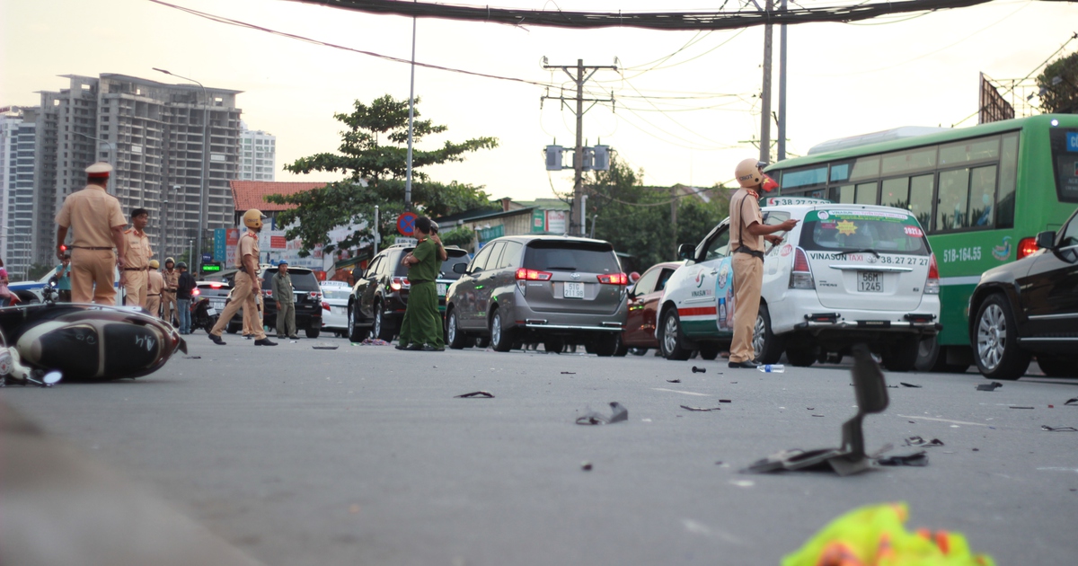 Ô tô tông hàng loạt xe máy, nhiều người bị thương