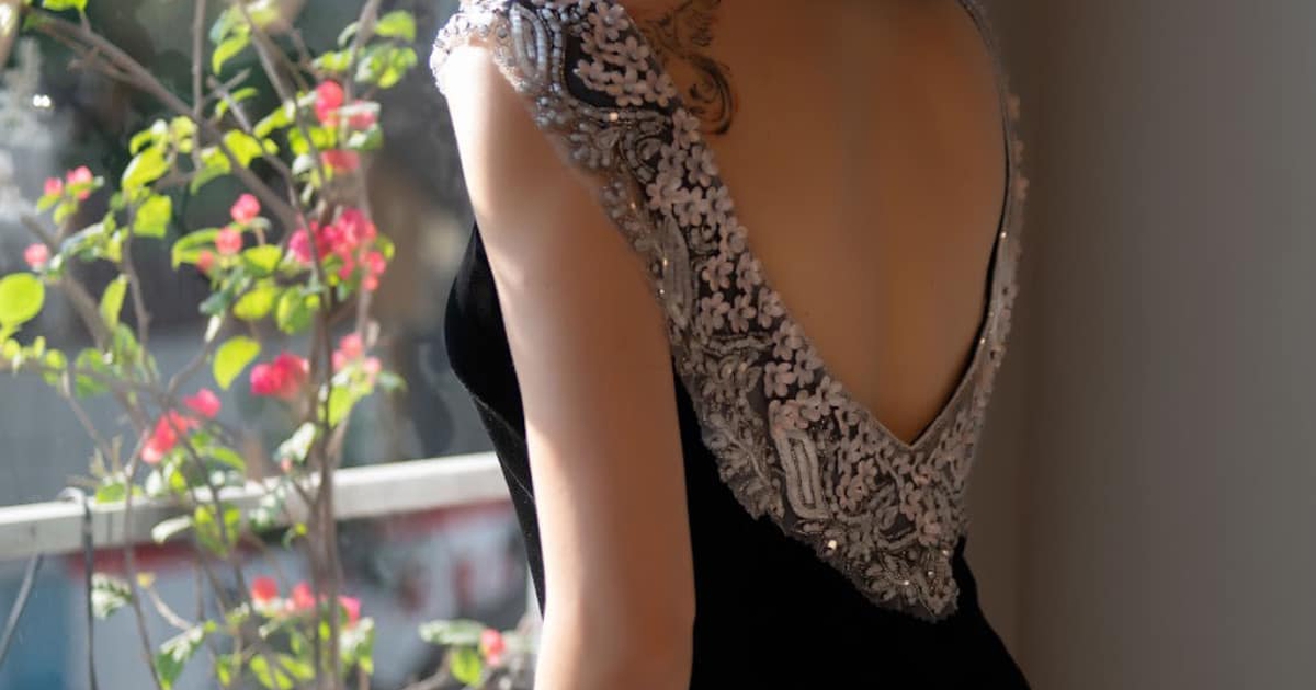 Giúp nàng chọn váy hở lưng tự tin dự tiệc không lo phản cảm