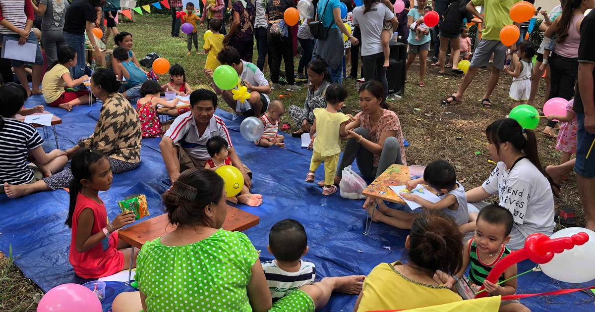 Bán mứt tết, mua áo mới tặng trẻ em nghèo