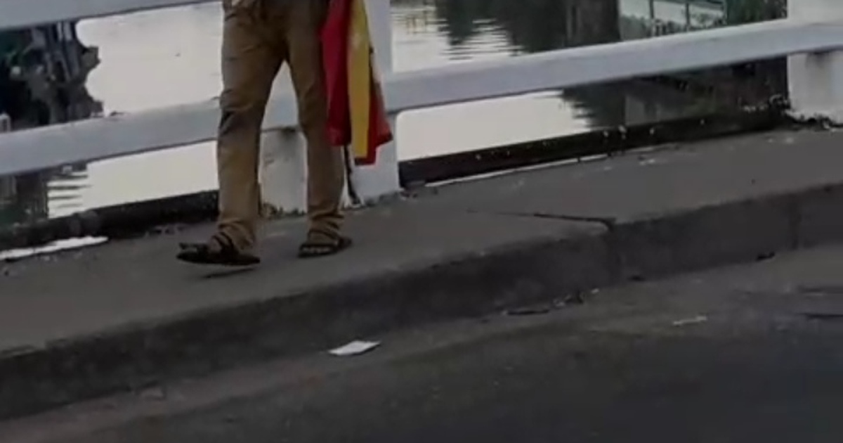 Nam thanh niên cầm dao, bế em bé đòi nhảy cầu tự tử