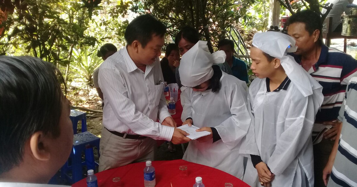 Xe máy va chạm xe bồn trên QL1, hai vợ chồng cùng con nhỏ tử vong