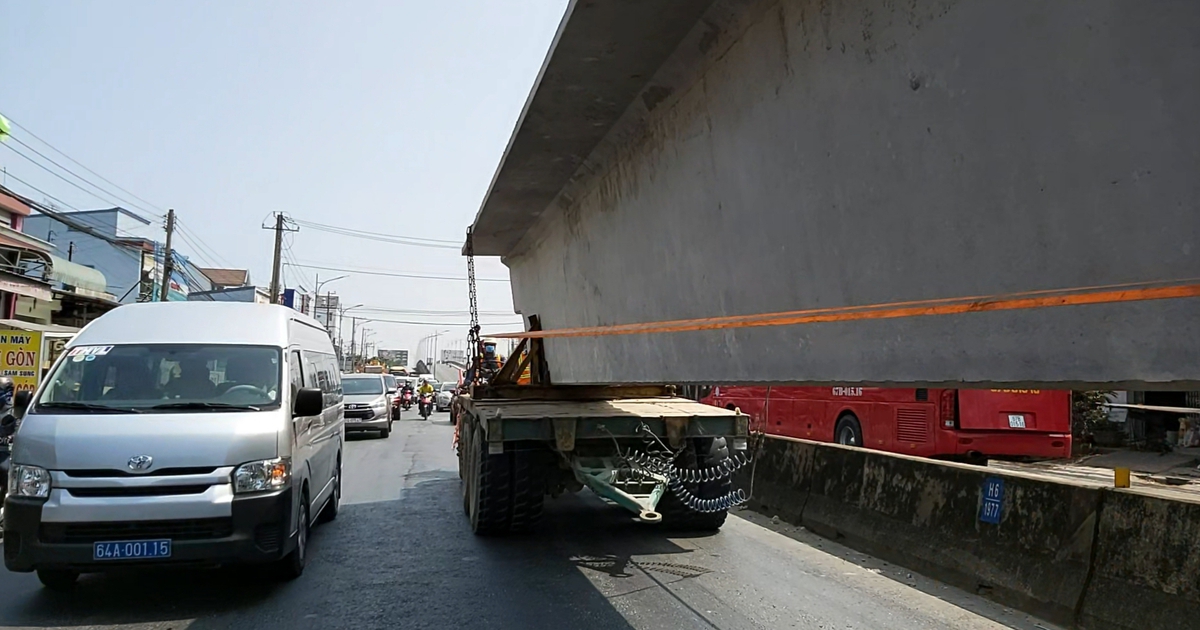 Hoang mang với xe chở dầm cầu khổng lồ 'chen' giữa dòng xe trên đường về Miền Tây
