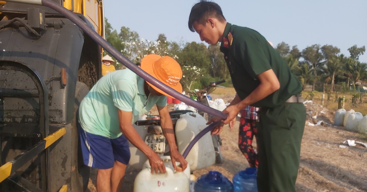 Bộ đội Long An đưa nước ngọt đến người dân vùng hạn mặn