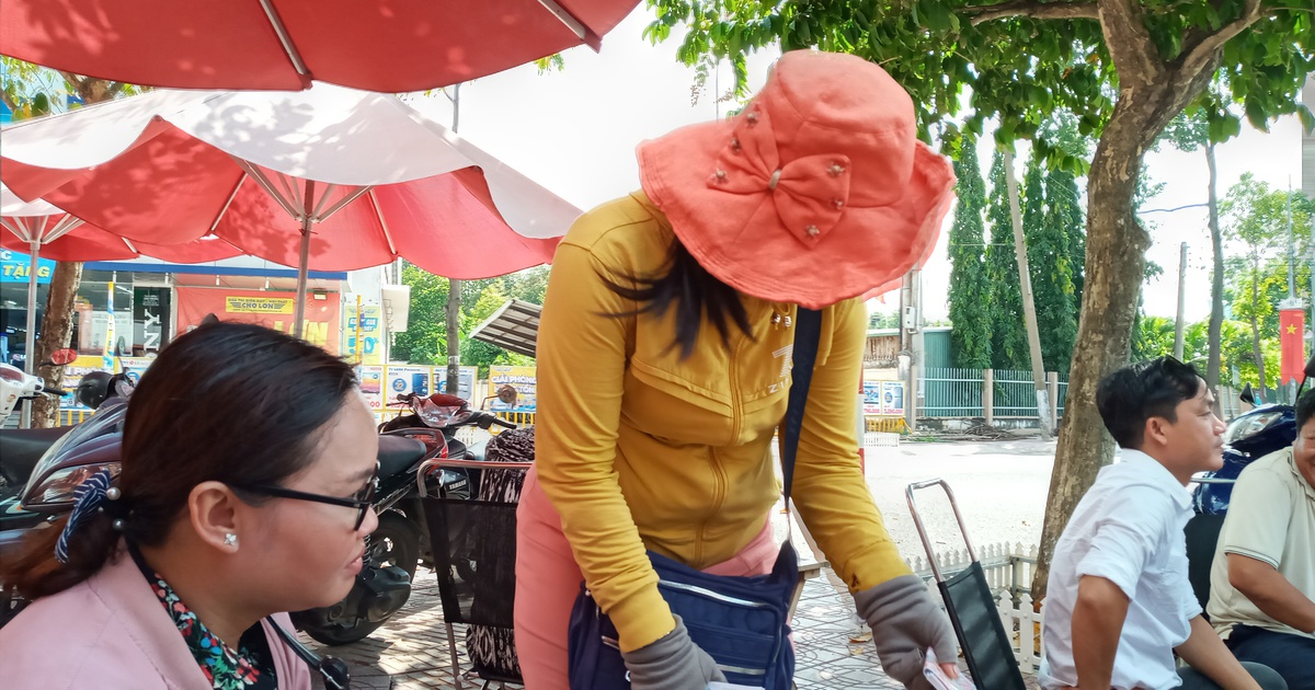 Vé số 'năm Covid': Cả nhà miền Tây 3 đời bán vé số dạo để sinh nhai