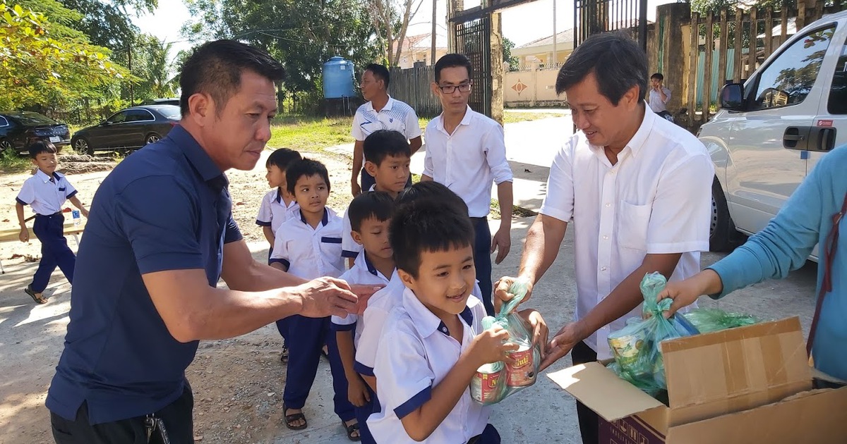 Ông Đoàn Ngọc Hải ra Phú Quốc đá bóng gây quỹ, hứa tặng 2 món quà quý