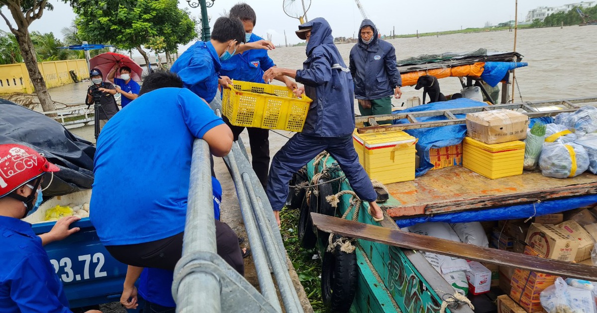 ‘Chuyến tàu nghĩa tình’ đến với bà con bị phong tỏa ở đảo Hòn Tre