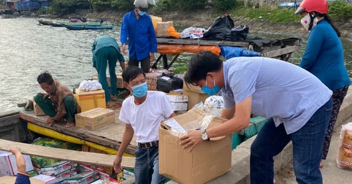 Vượt sóng gió để đưa quà trung thu đến với trẻ em ở đảo