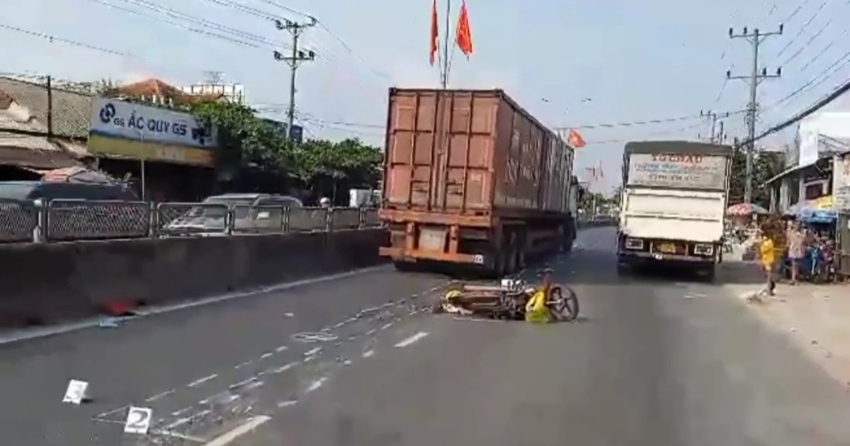 Tai nạn sáng 26 tết: Xe máy va chạm xe đầu kéo, một bé gái tử vong