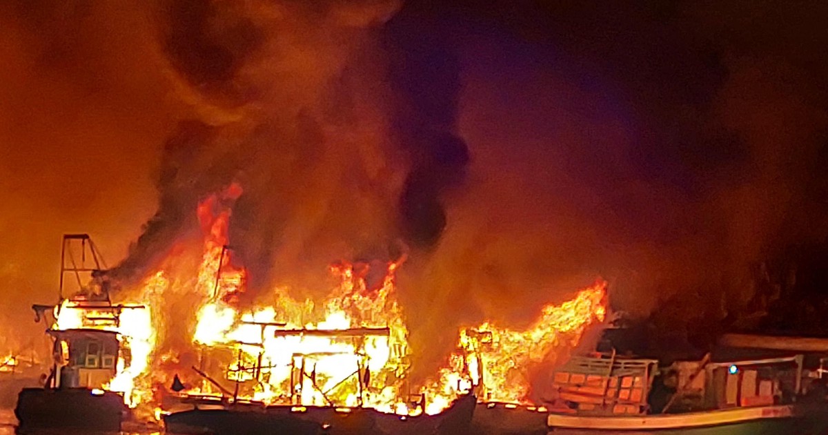 Kiên Giang: Cháy 11 tàu cá và 2 nhà dân trong đêm