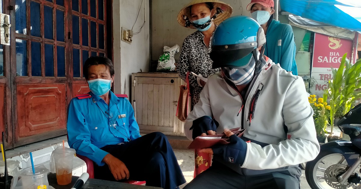 Anh thợ điện rưng rưng nhận lại hơn 20 triệu đồng đánh rơi khi về quê ăn tết