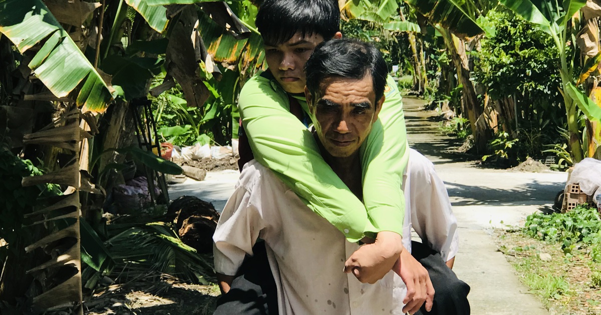 Chàng trai khuyết tật 'lớn lên' trên lưng người cha miền Tây