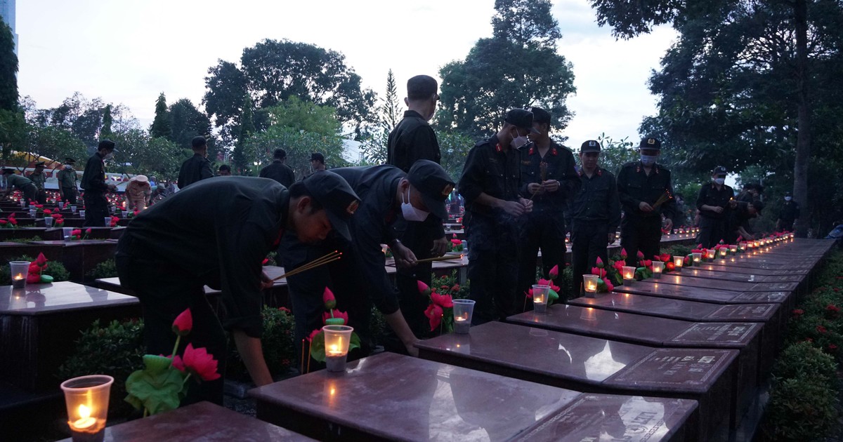 Hàng ngàn đoàn viên thanh niên thắp nến tri ân nhân ngày Thương binh - Liệt sĩ