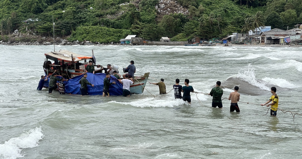 Kiên Giang: Kéo thành công 2 tàu cá bị chìm trên biển vào bờ