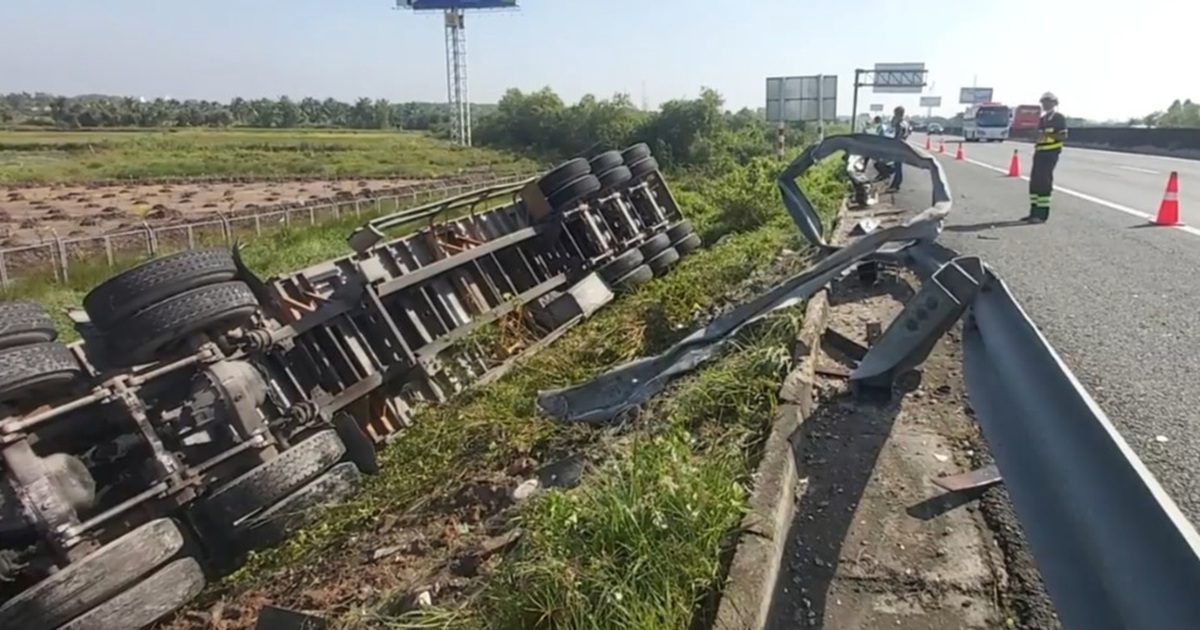 Xe đầu kéo tông sập taluy, lật nhào ven đường cao tốc TP.HCM - Trung Lương