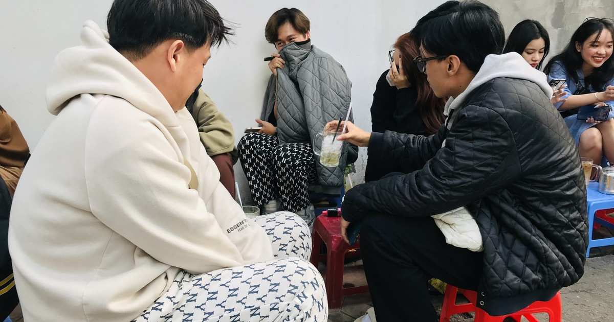 Nhiệt độ 20°C, người trẻ Tây Đô thích thú mặc ấm, choàng khăn như ở Đà Lạt