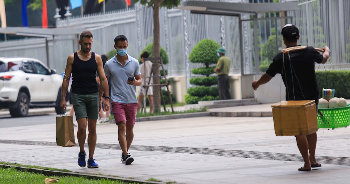 Du khách nước ngoài 'bảy phần chịu đựng, ba phần bất lực' với hàng rong đeo bám