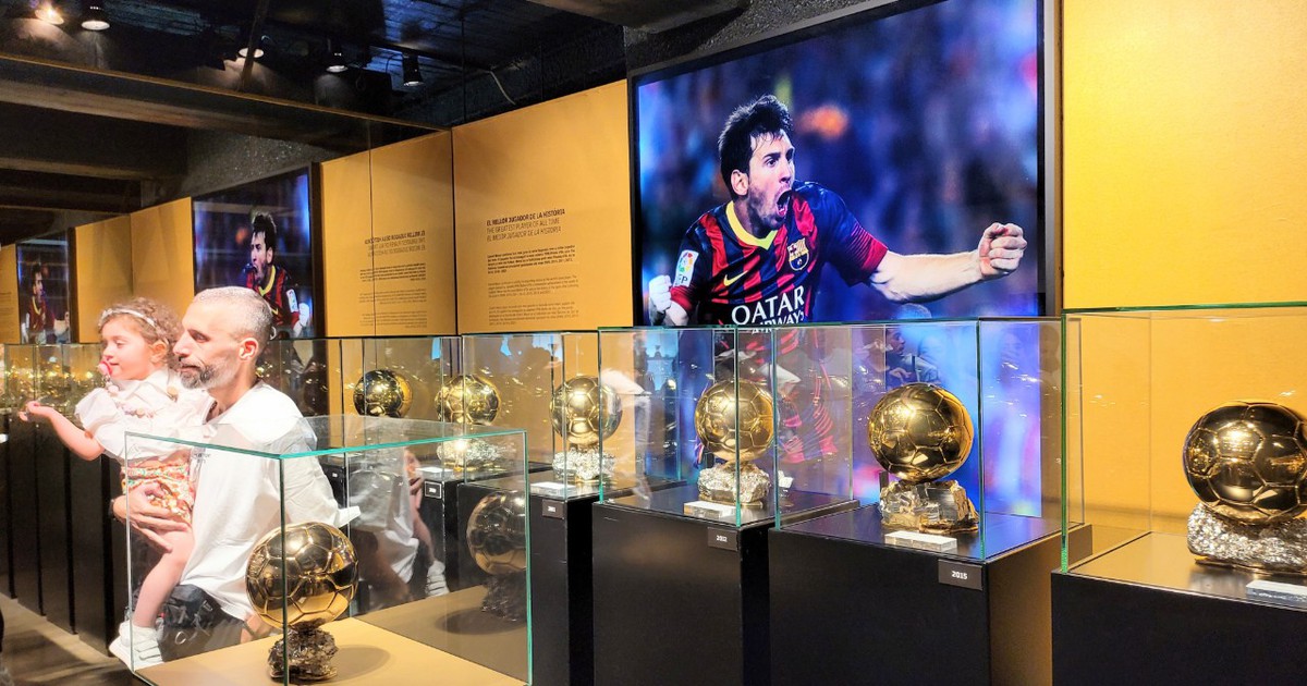 Thăm 'thánh đường' Camp Nou của đội bóng Barcelona