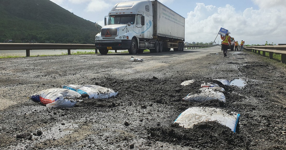 QL1 qua Phú Yên sửa chữa xuyên đêm để kịp đón tết
