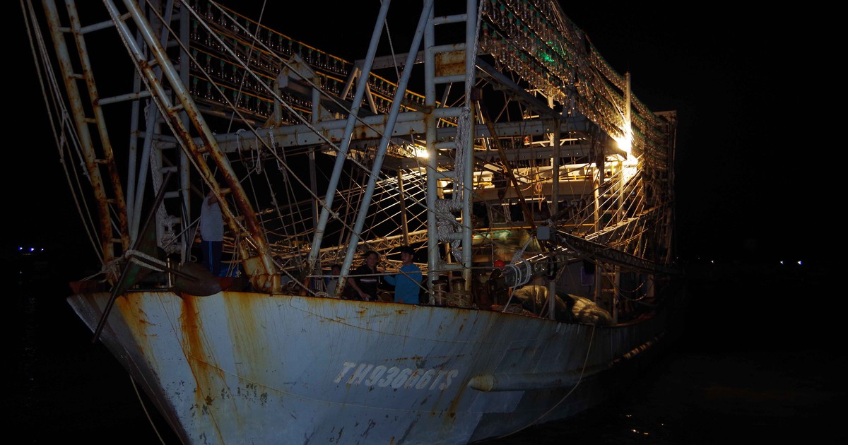 Khoảnh khắc 10 thuyền viên trên con tàu hư bánh lái khi bão số 10 ập đến