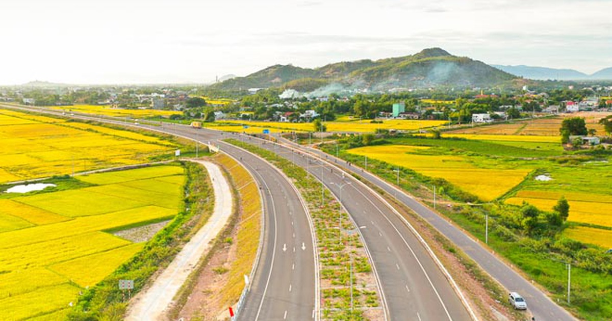 Bí thư Tỉnh ủy Bình Định: 5 năm tới phải hoàn thành nhiều tuyến đường huyết mạch