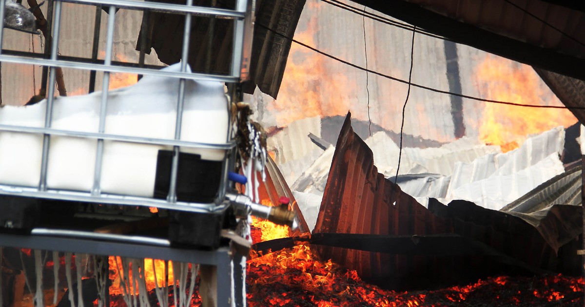 Bình Định: Cháy lớn tại khu nhà xưởng chứa đồ gỗ ở Khu công nghiệp Phú Tài