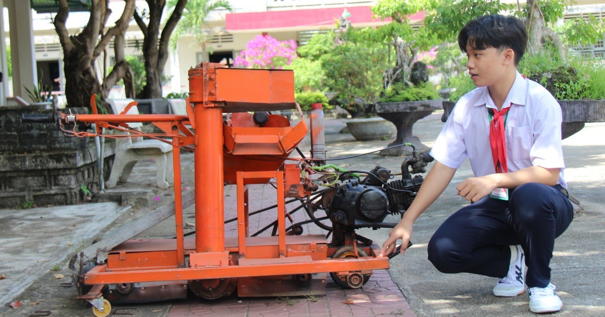 Máy phơi, thu gom nông sản của học sinh lớp 8 được đánh giá cao