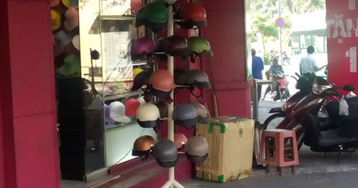 Trẻ trên 6 tuổi đội mũ bảo hiểm: Ít người mua, giá không tăng