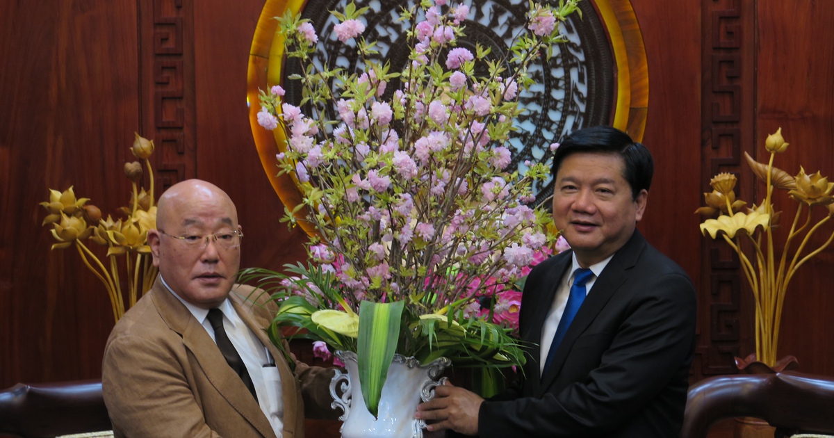 Bí thư Đinh La Thăng: Trồng hoa anh đào ven kênh rạch TP.HCM