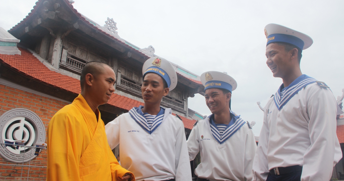 Đầu Xuân đi chùa ở Trường Sa cầu mong bình an