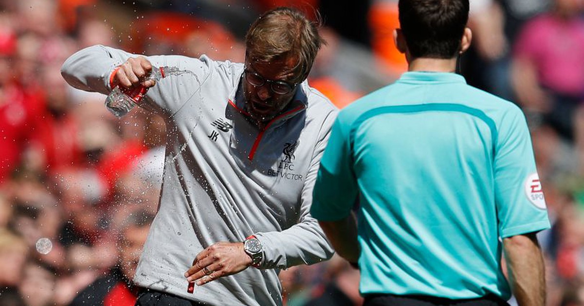 Klopp xin lỗi người hâm mộ Arsenal vì ném chai nước