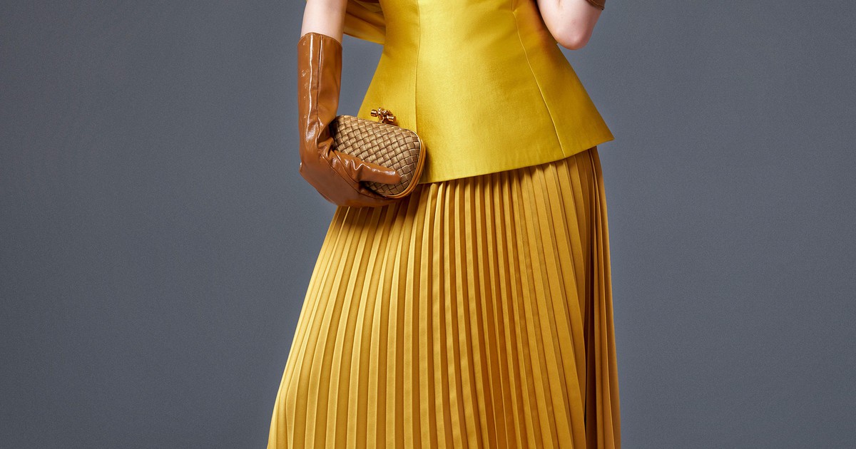 Chọn đầm tiệc gam màu đơn sắc sang trọng quyến rũ cho mùa lễ hội