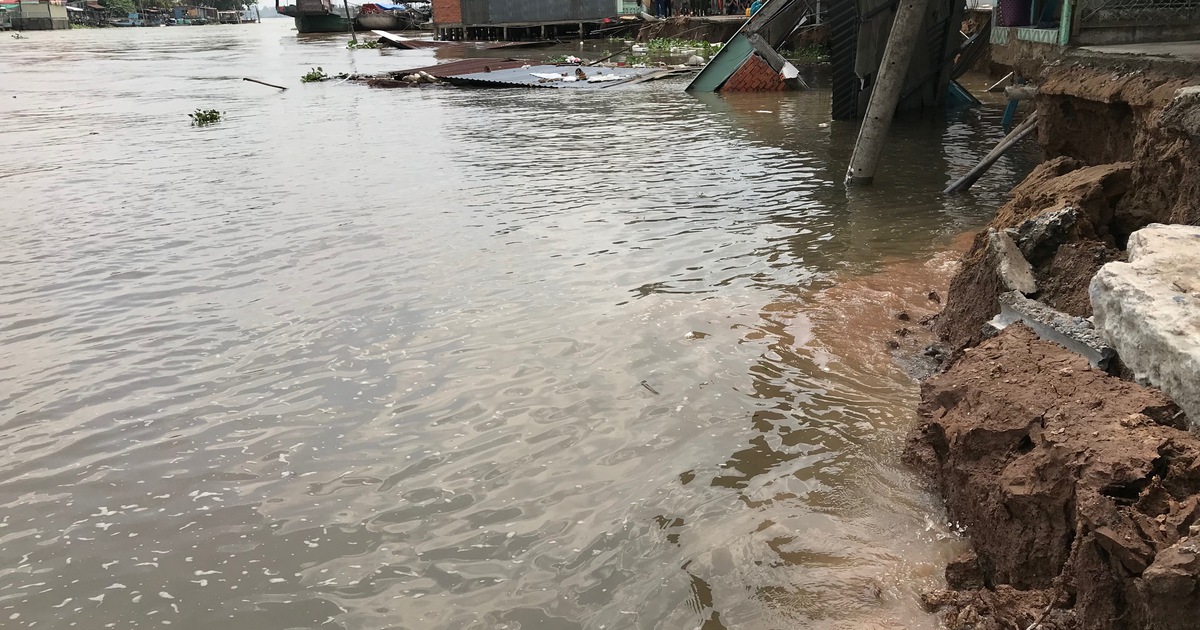 5 căn nhà ở miền Tây bất ngờ đổ ụp xuống sông trong chớp mắt