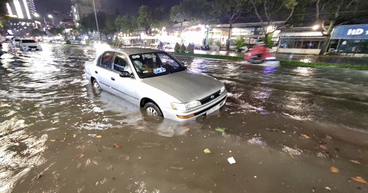 Cần Thơ lại ngập sâu sau mưa lớn, dự báo có mưa rào trong 10 ngày tới
