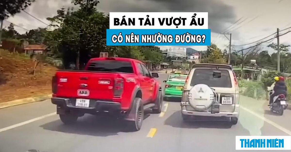 Tranh cãi ô tô bán tải vượt ẩu, bị nhiều xe ‘ép’ không cho nhập làn