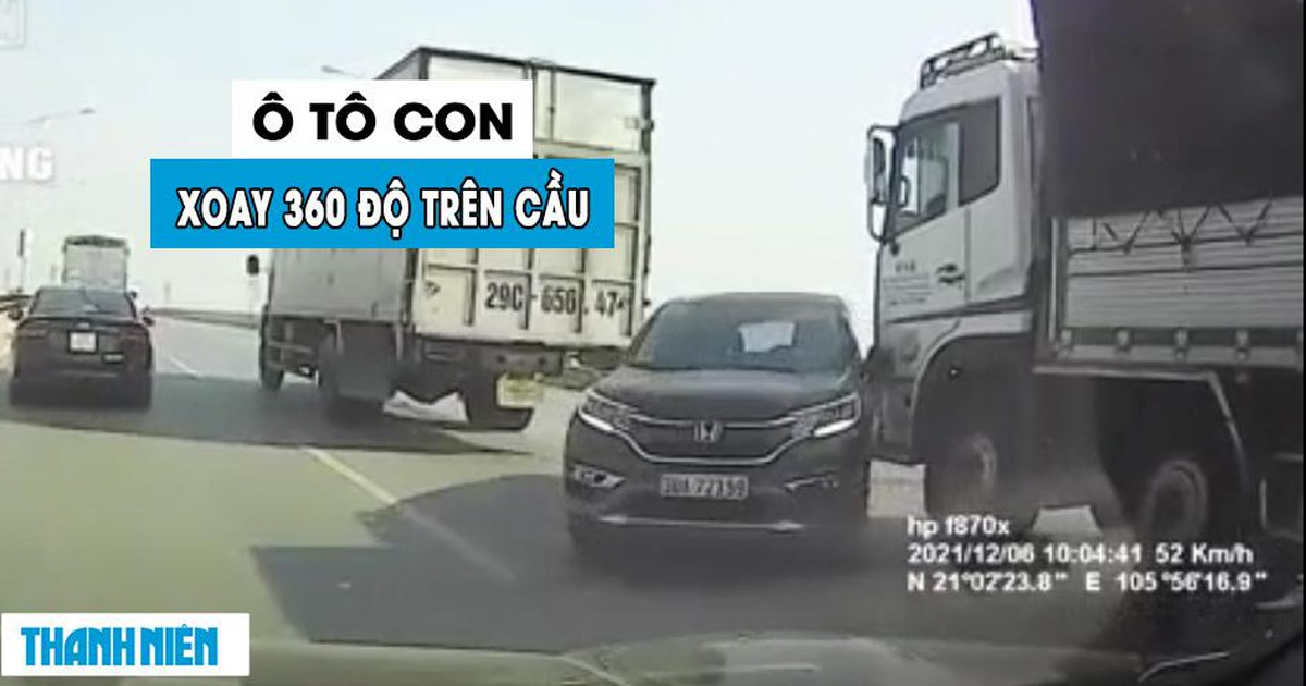 Rùng rợn ô tô con bị xe tải chuyển làn ẩu tông xoay 360 độ trên cầu